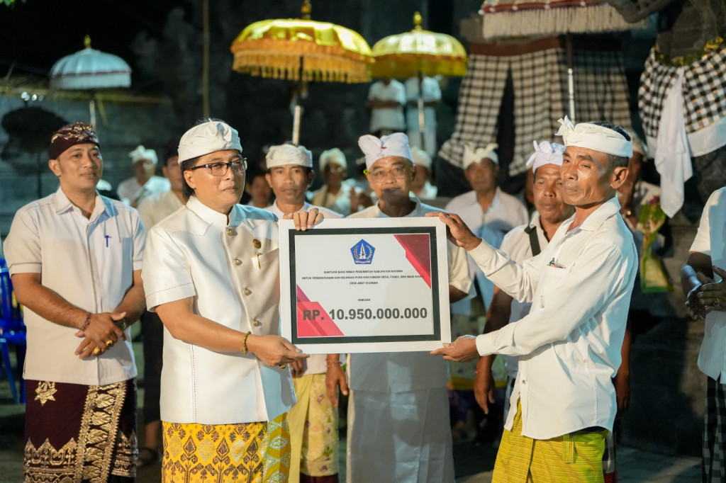 Bupati Giri Prasta Hadiri Pujawali di Pura Puseh Desa Adat Sigaran, Abiansemal